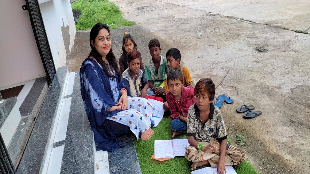 बकरी चराने वाले बच्चों को शिक्षा देने में जुटी झाबुआ की बेटी, स्कूल बंद हुए तो गांवों में जाकर पढ़ा रही हैं प्रियंका बकरी चराने वाले बच्चों को शिक्षा देने में जुटी झाबुआ की बेटी, स्कूल बंद हुए तो गांवों में जाकर पढ़ा रही हैं प्रियंका