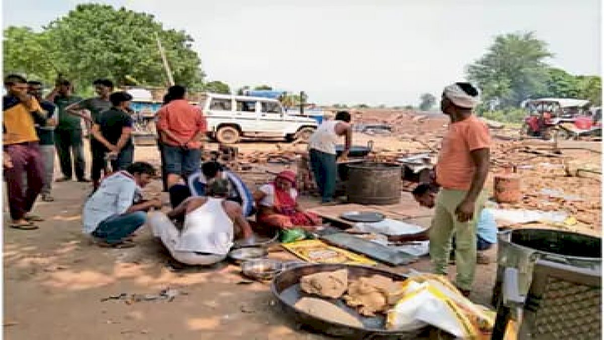 बाढ़ प्रभावित 450 गांवों में 8 दिनों से बिजली गुल, सैंकड़ों सड़कें क्षतिग्रस्त, पीड़ितों को नहीं मिल रहा सरकारी राहत बाढ़ प्रभावित 450 गांवों में 8 दिनों से बिजली गुल, सैंकड़ों सड़कें क्षतिग्रस्त, पीड़ितों को नहीं मिल रहा सरकारी राहत