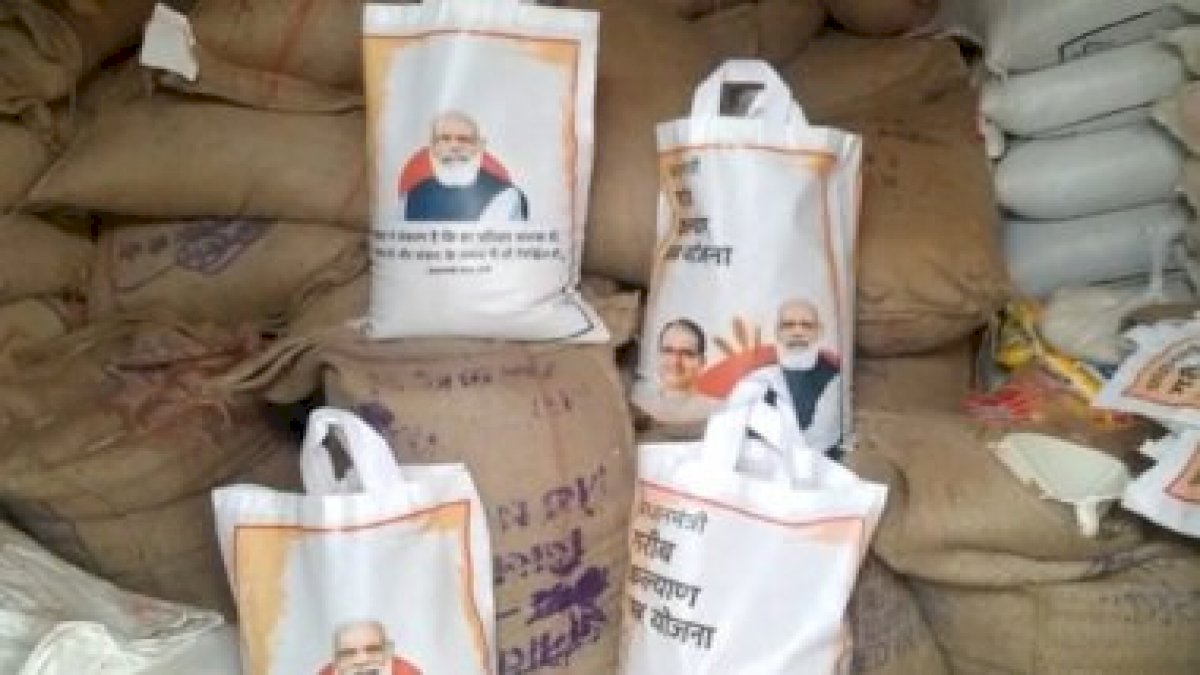 राशन घोटाला: डिंडोरी में 9 महीने से गरीबों को नहीं मिला अनाज, दर-दर की ठोकरें खाने को मजबूर राशन घोटाला: डिंडोरी में 9 महीने से गरीबों को नहीं मिला अनाज, दर-दर की ठोकरें खाने को मजबूर