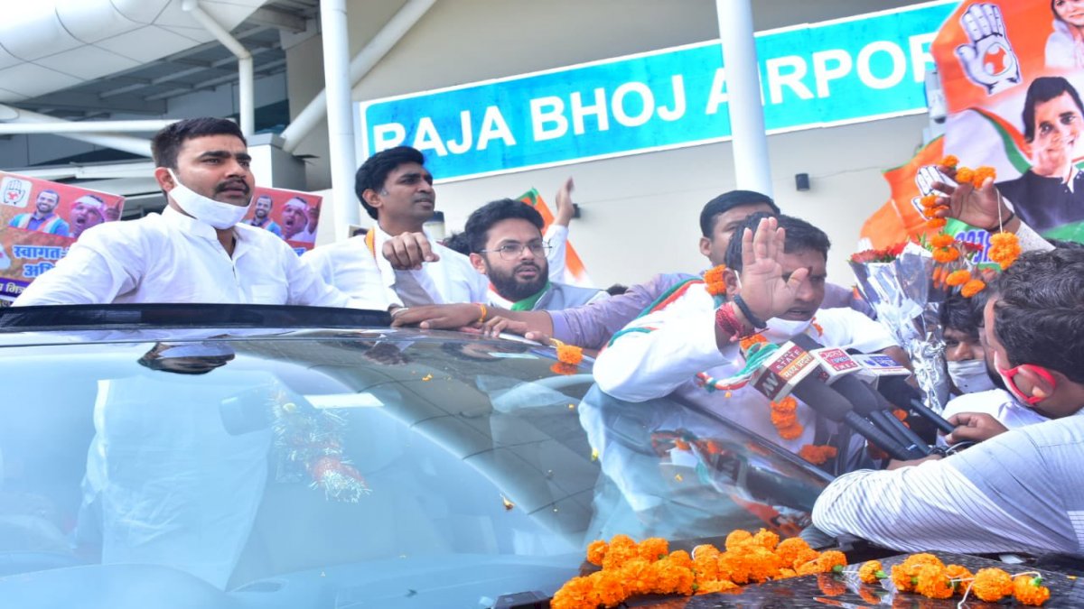 यूथ कांग्रेस का सीएम हाउस घेराव, पीसीसी पर जुटे 5 हजार कार्यकर्ता, छावनी में बदली राजधानी भोपाल यूथ कांग्रेस का सीएम हाउस घेराव, पीसीसी पर जुटे 5 हजार कार्यकर्ता, छावनी में बदली राजधानी भोपाल
