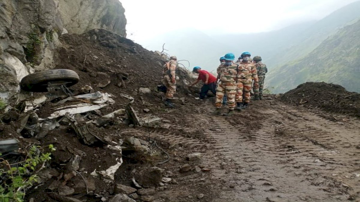 हिमाचल के किन्नौर में हुए लैंडस्लाइड में 10 लोगों की मौत की पुष्टि, 14 को सुरक्षित बचाया, बस का नहीं मिला सुराग हिमाचल के किन्नौर में हुए लैंडस्लाइड में 10 लोगों की मौत की पुष्टि, 14 को सुरक्षित बचाया, बस का नहीं मिला सुराग