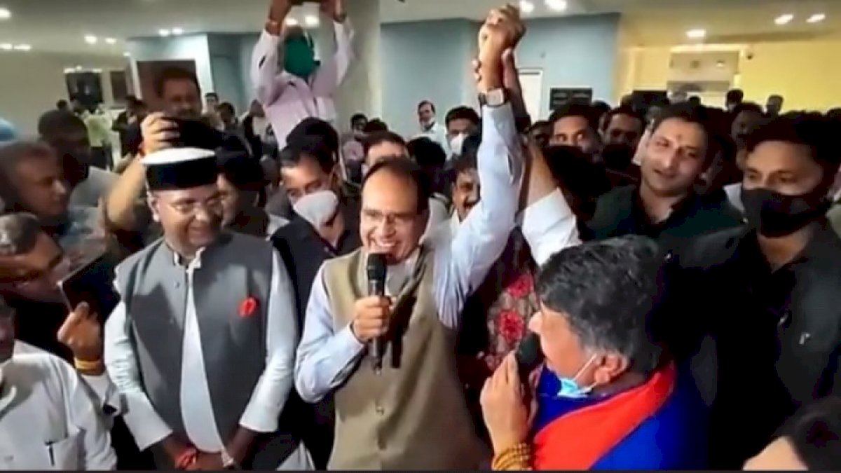 नेतृत्व परिवर्तन की चर्चाओं के बीच MP में सॉन्ग पॉलिटिक्स, विजयवर्गीय और सीएम शिवराज ने गाया ये दोस्ती हम नहीं तोड़ेंगे नेतृत्व परिवर्तन की चर्चाओं के बीच MP में सॉन्ग पॉलिटिक्स, विजयवर्गीय और सीएम शिवराज ने गाया ये दोस्ती हम नहीं तोड़ेंगे