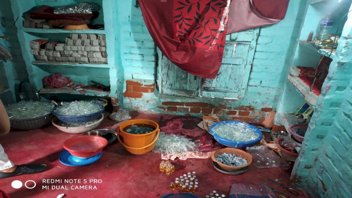 जबलपुर में नकली शहद फैक्ट्री का खुलासा, कम लागत में ज्यादा मुनाफा कमाने के लिए लोगों की जान से खिलवाड़ जबलपुर में नकली शहद फैक्ट्री का खुलासा, कम लागत में ज्यादा मुनाफा कमाने के लिए लोगों की जान से खिलवाड़