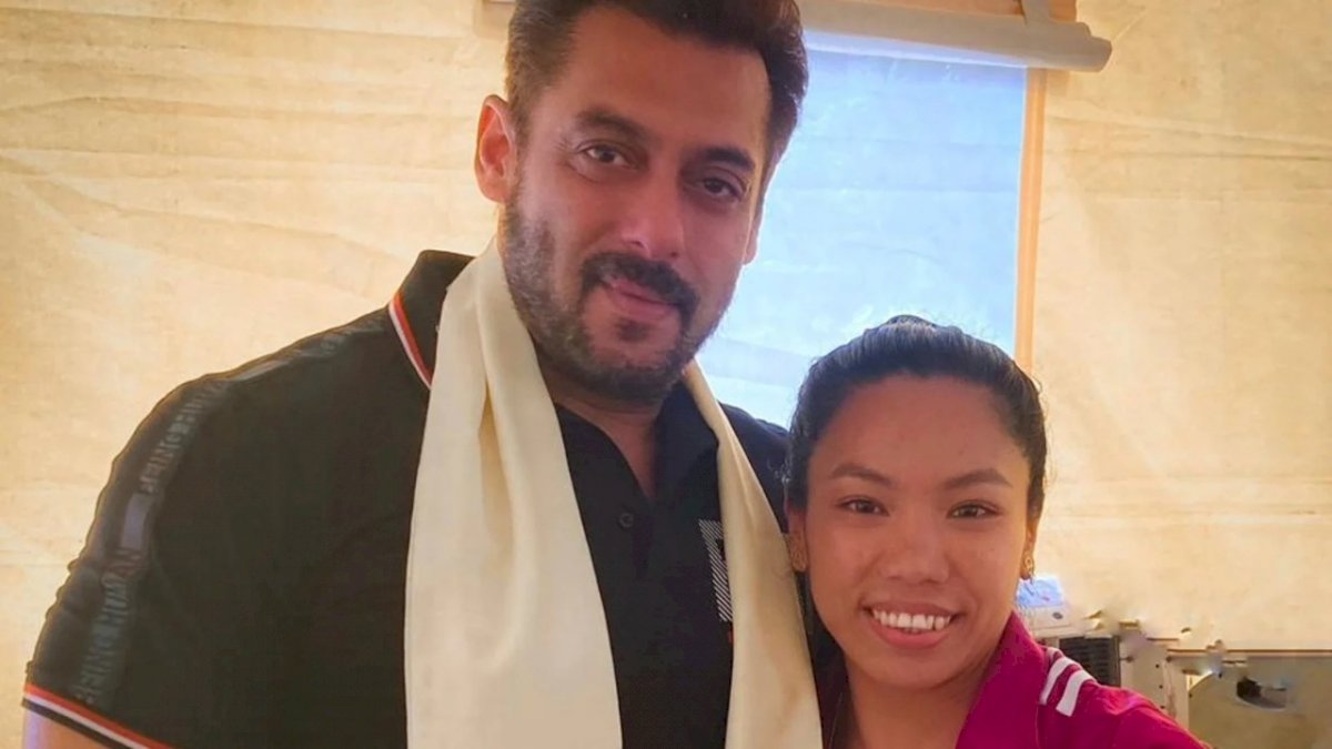 सलमान खान से मिलीं मीराबाई चानू, फेवरेट स्टार से मुलाकात को बताया सपने के सच होने जैसा सलमान खान से मिलीं मीराबाई चानू, फेवरेट स्टार से मुलाकात को बताया सपने के सच होने जैसा