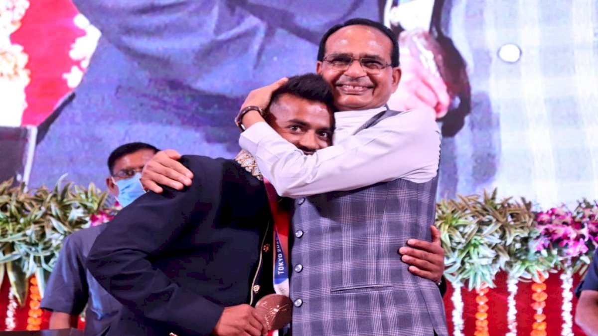 ओलंपियन विवेक सागर की माँ का ख़्वाब पूरा करेगी एमपी सरकार, सीएम शिवराज ने किया खिलाड़ियों का सम्मान ओलंपियन विवेक सागर की माँ का ख़्वाब पूरा करेगी एमपी सरकार, सीएम शिवराज ने किया खिलाड़ियों का सम्मान