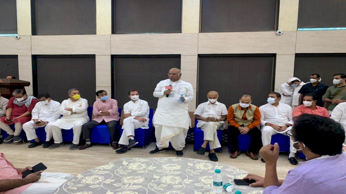 अपने बहुमत का दुरुपयोग कर सरकार ने संसदीय लोकतंत्र को पहुंचाया आघात, विपक्षी नेताओं ने जारी किया साझा बयान अपने बहुमत का दुरुपयोग कर सरकार ने संसदीय लोकतंत्र को पहुंचाया आघात, विपक्षी नेताओं ने जारी किया साझा बयान