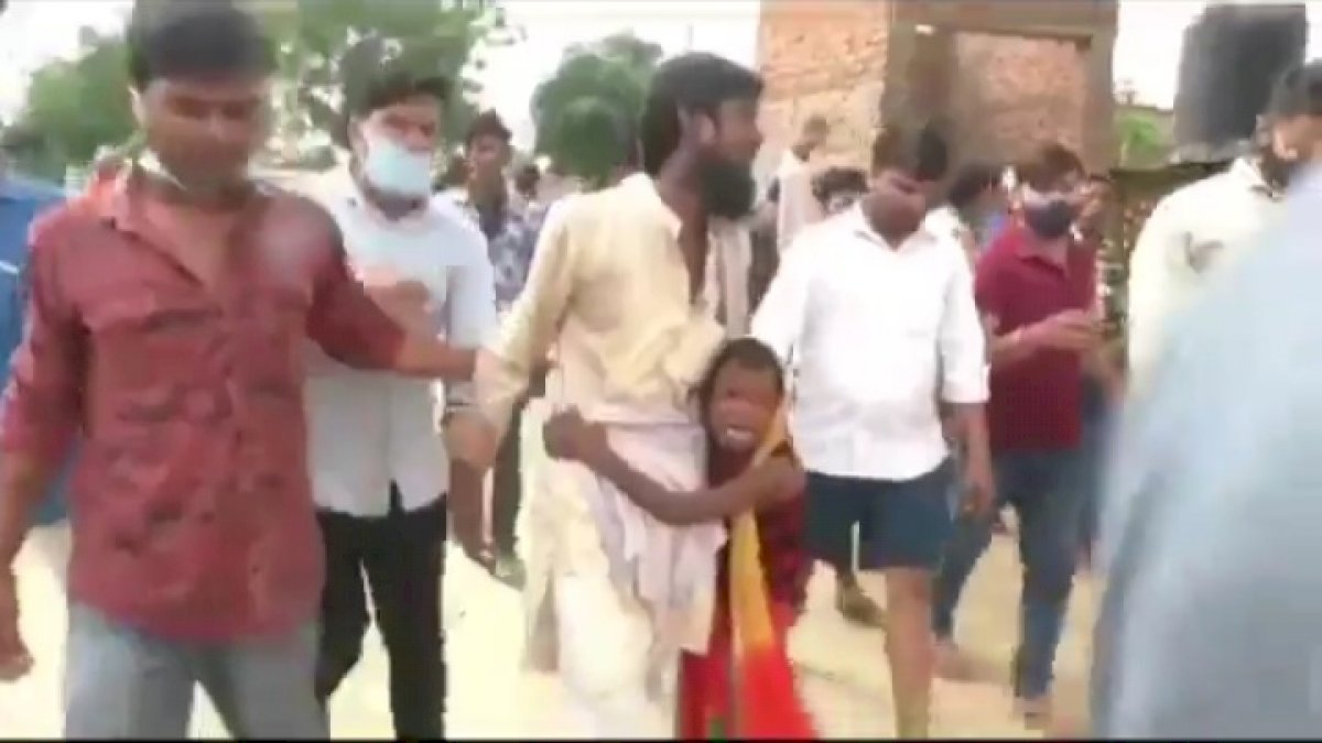 पिटते पिता की जान बख्शने की भीख मांगती रही बच्ची, भीड़ लगवाती रही जय श्री राम के नारे पिटते पिता की जान बख्शने की भीख मांगती रही बच्ची, भीड़ लगवाती रही जय श्री राम के नारे