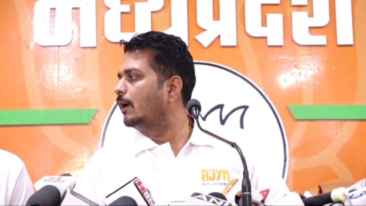 राष्ट्रगान पर दे रहे थे ज्ञान, पत्रकार ने पूछा रचयिता का नाम, बगलें झांकने लगे मध्य प्रदेश भाजयुमो के अध्यक्ष राष्ट्रगान पर दे रहे थे ज्ञान, पत्रकार ने पूछा रचयिता का नाम, बगलें झांकने लगे मध्य प्रदेश भाजयुमो के अध्यक्ष