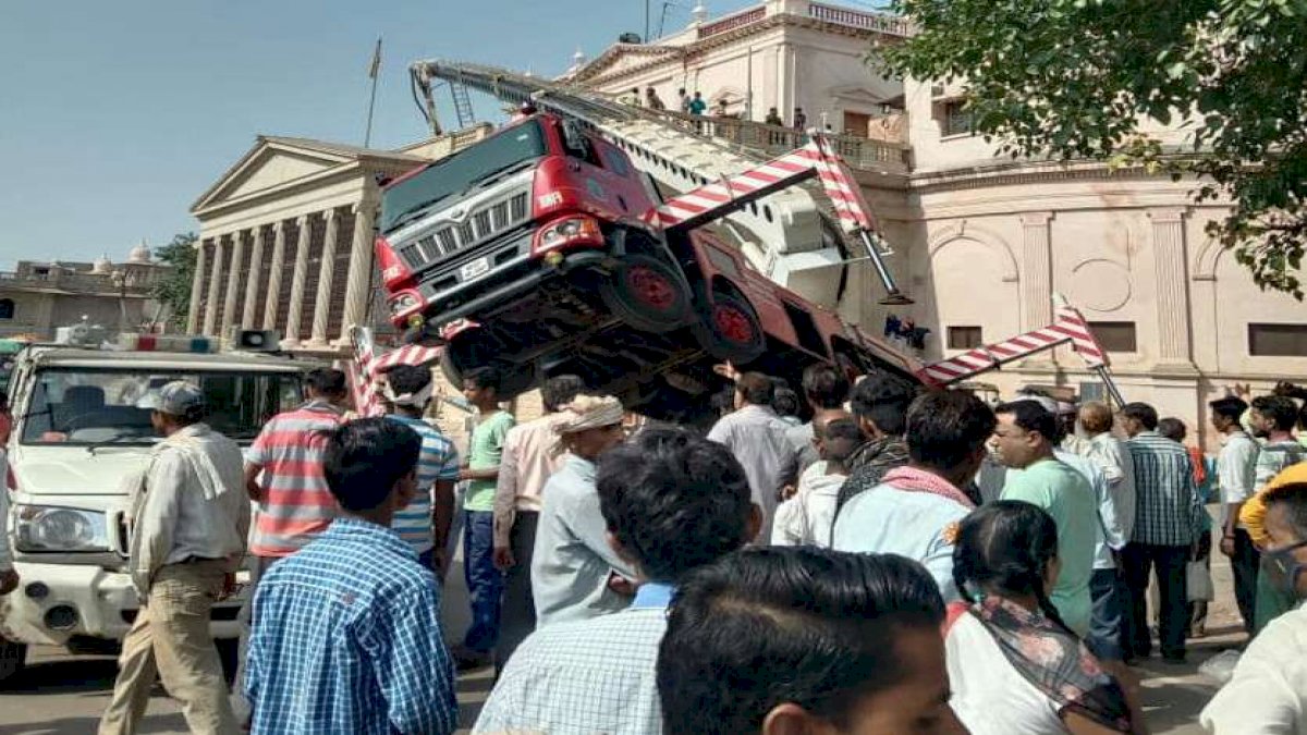 स्वतंत्रता दिवस के एक दिन पहले ग्वालियर नगर निगम की बिल्डिंग में हादसा, झंडा लगाते हुए 3 निगम कर्मियों की मौत स्वतंत्रता दिवस के एक दिन पहले ग्वालियर नगर निगम की बिल्डिंग में हादसा, झंडा लगाते हुए 3 निगम कर्मियों की मौत