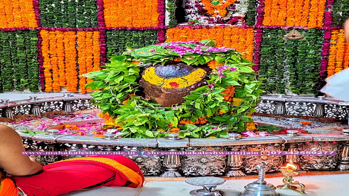 शिवलिंग पर बेलपत्र चढ़ाने से दूर होंगी परेशानियां, मनचाहा फल देंगे उमा महेश्वर शिवलिंग पर बेलपत्र चढ़ाने से दूर होंगी परेशानियां, मनचाहा फल देंगे उमा महेश्वर