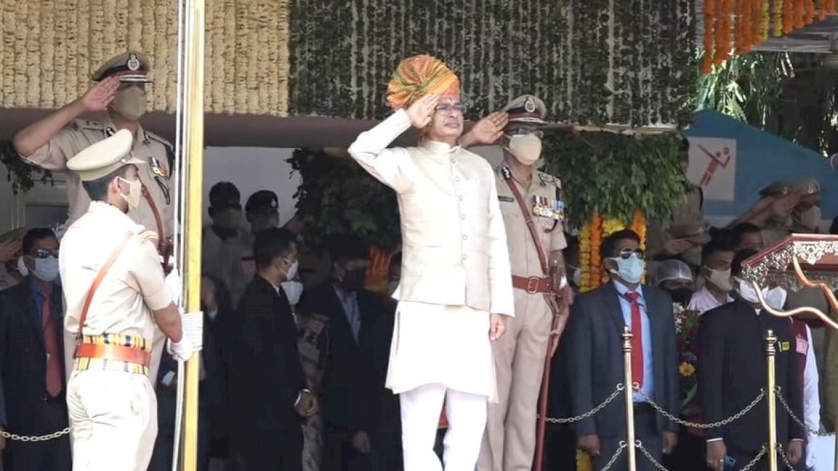 भोपाल में सीएम शिवराज ने किया ध्वजारोहण, बोले, मां भारती का खून हमारी रगों में दौड़ रहा है भोपाल में सीएम शिवराज ने किया ध्वजारोहण, बोले, मां भारती का खून हमारी रगों में दौड़ रहा है