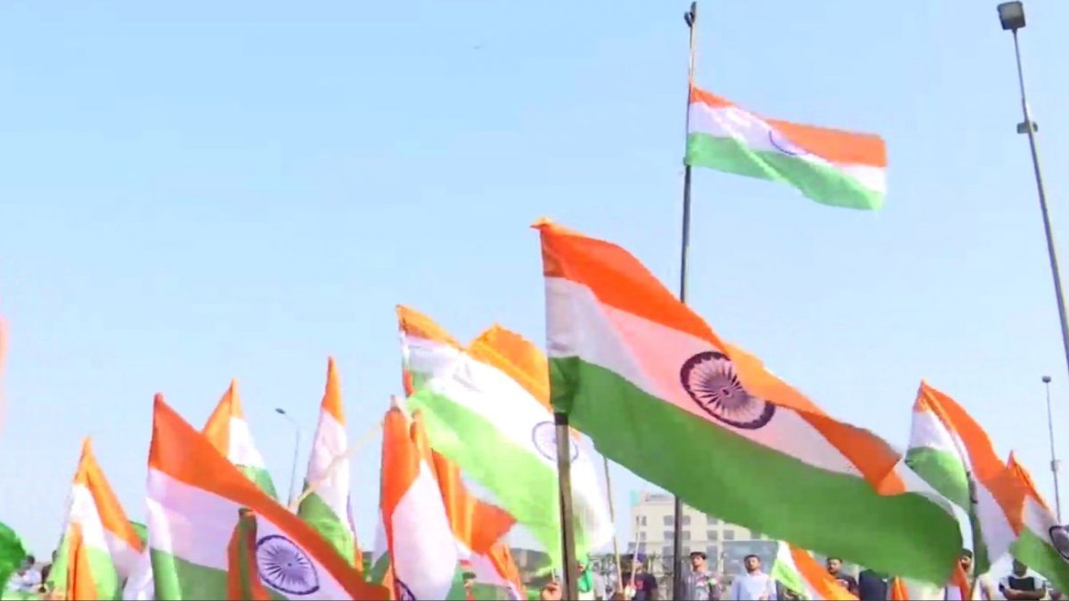 तिरंगों से पटा गाजीपुर बॉर्डर, किसानों ने याद की पुरखों की शहादत, पुलिस बैरिकेड्स पर भी लगाया झंडा तिरंगों से पटा गाजीपुर बॉर्डर, किसानों ने याद की पुरखों की शहादत, पुलिस बैरिकेड्स पर भी लगाया झंडा