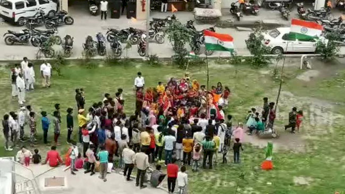इंदौर में झंडा फहराने के दौरान भड़काऊ नारेबाजी के बाद हिंसा, दो लोग घायल इंदौर में झंडा फहराने के दौरान भड़काऊ नारेबाजी के बाद हिंसा, दो लोग घायल