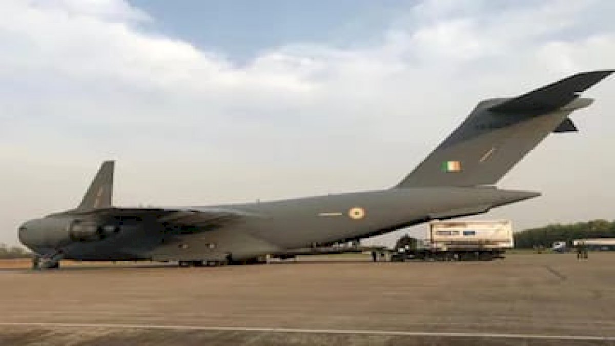 काबुल से निकाले गए भारतीय दूतावास के सभी कर्मचारी, वायुसेना की विमान ने भरी उड़ान काबुल से निकाले गए भारतीय दूतावास के सभी कर्मचारी, वायुसेना की विमान ने भरी उड़ान