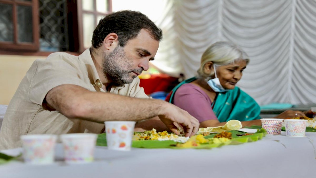 राहुल गांधी के केरल दौरे का दूसरा दिन, वृद्धाश्रम में बुजुर्गों के साथ लंच करते दिखे, किसानों को किया सम्मानित राहुल गांधी के केरल दौरे का दूसरा दिन, वृद्धाश्रम में बुजुर्गों के साथ लंच करते दिखे, किसानों को किया सम्मानित