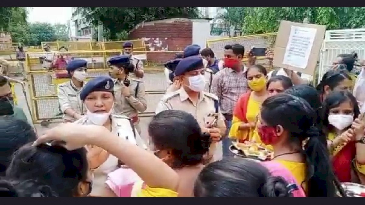 सीएम को राखी बांधने भोपाल पहुंचीं चयनित शिक्षक, सीएम से राखी गिफ्ट के तौर पर चाहती हैं नियुक्ति सीएम को राखी बांधने भोपाल पहुंचीं चयनित शिक्षक, सीएम से राखी गिफ्ट के तौर पर चाहती हैं नियुक्ति