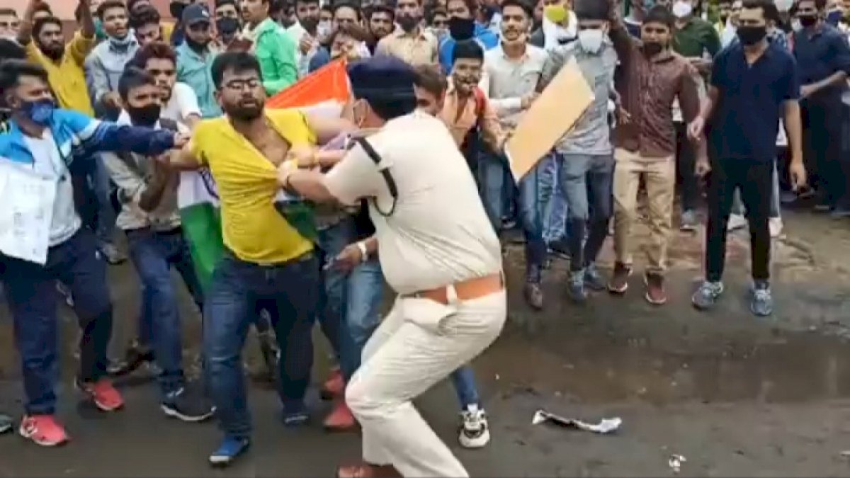 नौकरी मांगने पहुंचे थे युवा, सरकार ने बरसाई लाठियां, भोपाल में बेरोजगार युवाओं की बेरहमी से पिटाई नौकरी मांगने पहुंचे थे युवा, सरकार ने बरसाई लाठियां, भोपाल में बेरोजगार युवाओं की बेरहमी से पिटाई