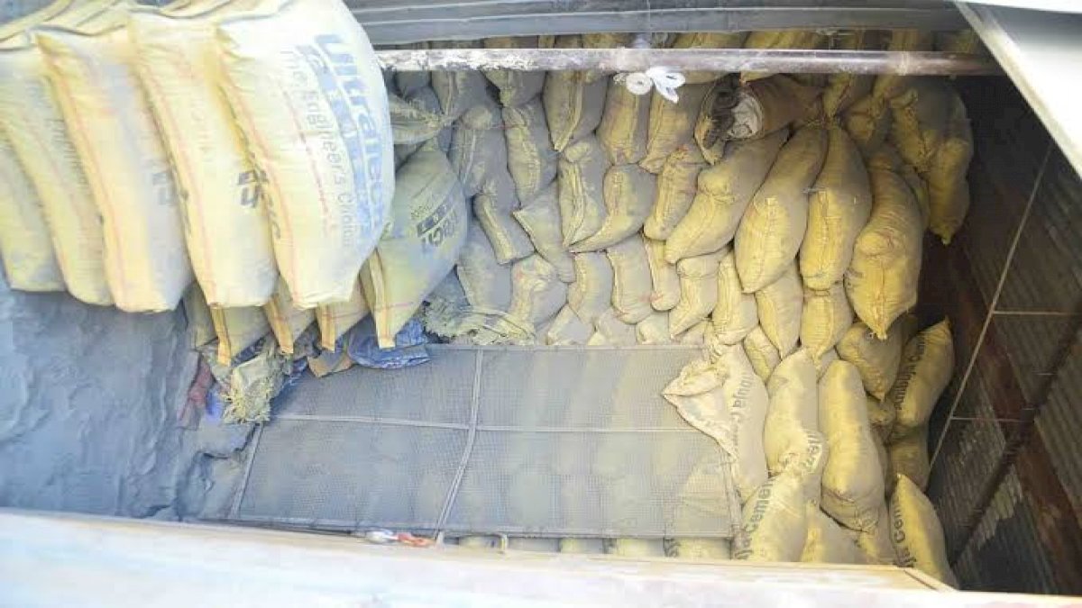 ग्वालियर में नकली सीमेंट बनाने वाले गिरोह का हुआ भंडाफोड़, पुलिस ने जब्त की 500 बोरी नकली सीमेंट ग्वालियर में नकली सीमेंट बनाने वाले गिरोह का हुआ भंडाफोड़, पुलिस ने जब्त की 500 बोरी नकली सीमेंट