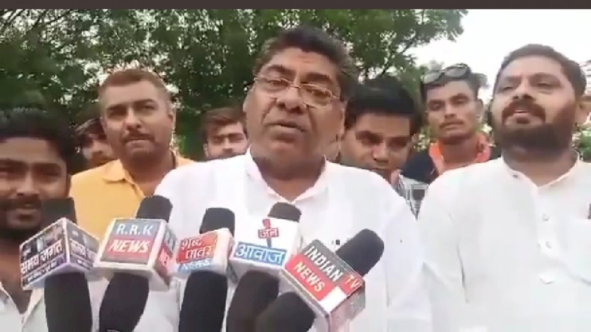 अफगानिस्तान में 50 रुपए में मिल रहा है पेट्रोल, वहां से भरवा लाओ, महंगाई पर बीजेपी नेता का बेतुका बयान अफगानिस्तान में 50 रुपए में मिल रहा है पेट्रोल, वहां से भरवा लाओ, महंगाई पर बीजेपी नेता का बेतुका बयान