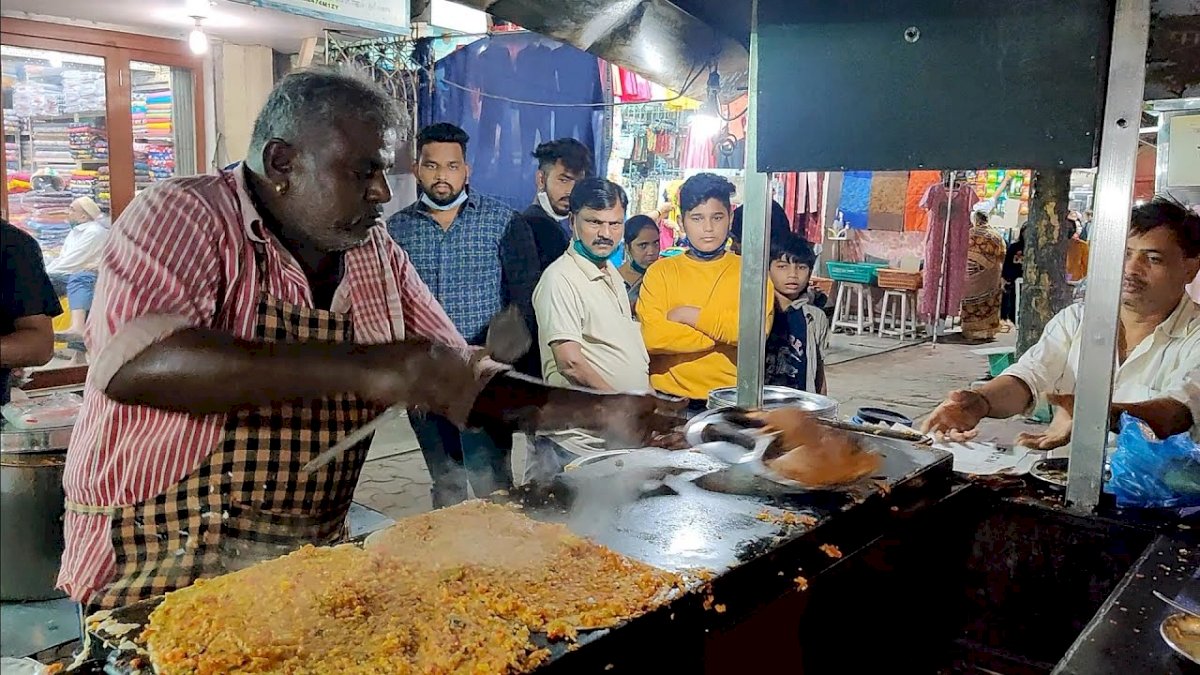ठेले वाले की तेजी देखकर आश्चर्य में पड़े आनंद महिंद्रा, तारीफ में कहा डोसा बनाने में रोबोट को पछाड़ सकता है शख्स ठेले वाले की तेजी देखकर आश्चर्य में पड़े आनंद महिंद्रा, तारीफ में कहा डोसा बनाने में रोबोट को पछाड़ सकता है शख्स