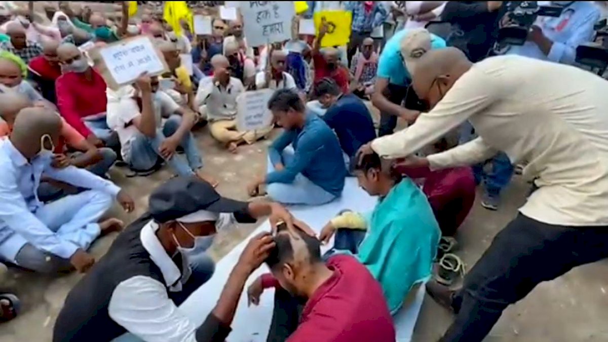 नियमितीकरण की मांग पर अड़े छत्तीसगढ़ के बिजली संविदाकर्मी, मुंडन करवाकर किया अनोखा विरोध प्रदर्शन नियमितीकरण की मांग पर अड़े छत्तीसगढ़ के बिजली संविदाकर्मी, मुंडन करवाकर किया अनोखा विरोध प्रदर्शन