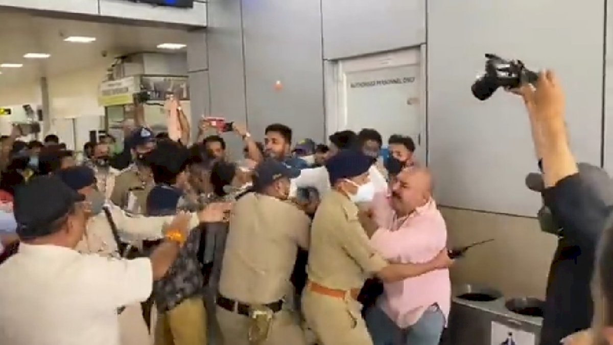 जबलपुर एयरपोर्ट पर चले लात घूसे, इंडिगो के कर्मचारियों से भिड़े बीजेपी के नेता जबलपुर एयरपोर्ट पर चले लात घूसे, इंडिगो के कर्मचारियों से भिड़े बीजेपी के नेता