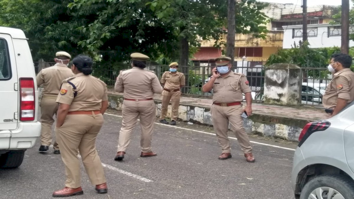 पूर्व IPS अमिताभ ठाकुर गिरफ्तार, सीएम योगी के खिलाफ चुनाव लड़ने की कर चुके हैं घोषणा पूर्व IPS अमिताभ ठाकुर गिरफ्तार, सीएम योगी के खिलाफ चुनाव लड़ने की कर चुके हैं घोषणा