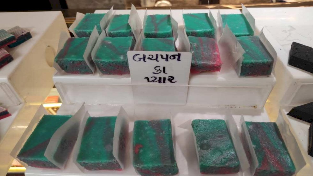 भाइयों का मुंह मीठा करवाने के लिए बहनें खरीद रहीं बचपन का प्यार, 580 रुपए किलो है कीमत भाइयों का मुंह मीठा करवाने के लिए बहनें खरीद रहीं बचपन का प्यार, 580 रुपए किलो है कीमत