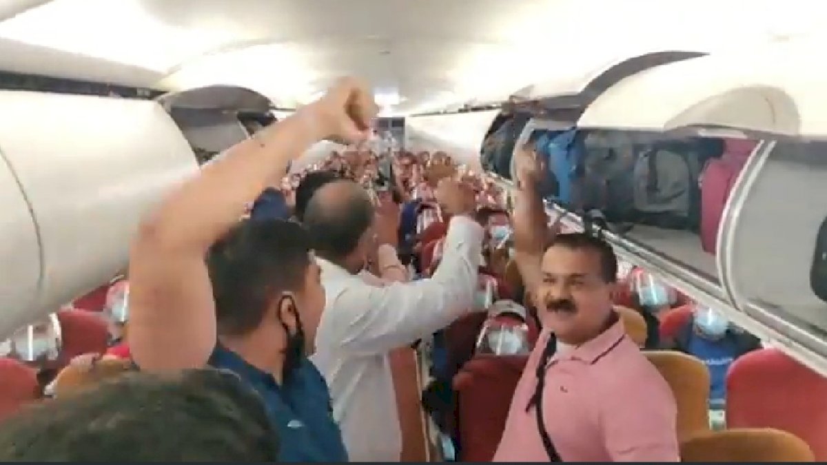 एयर इंडिया के विमान ने 87 भारतीयों के साथ भरी ताजिकिस्तान से उड़ान, काबुल से हुई स्वदेश वापसी एयर इंडिया के विमान ने 87 भारतीयों के साथ भरी ताजिकिस्तान से उड़ान, काबुल से हुई स्वदेश वापसी