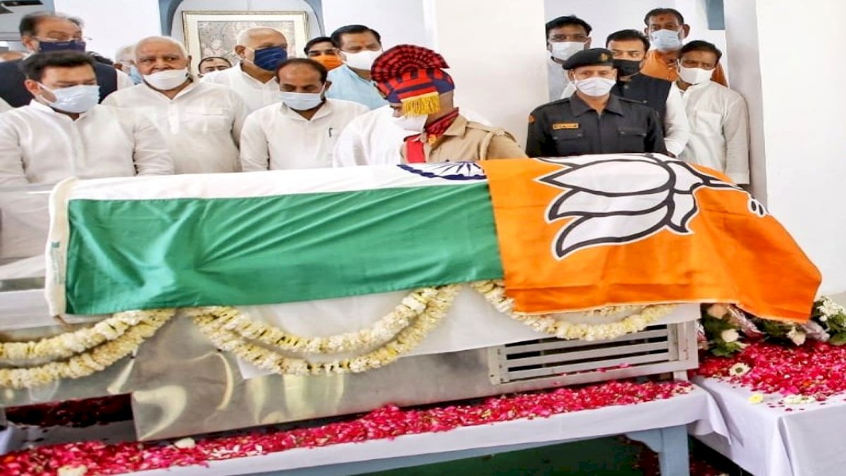 कल्याण सिंह के पार्थिव शरीर पर तिरंगे से ऊपर रखा गया भाजपा का झंडा, सोशल मीडिया पर बीजेपी का विरोध शुरू कल्याण सिंह के पार्थिव शरीर पर तिरंगे से ऊपर रखा गया भाजपा का झंडा, सोशल मीडिया पर बीजेपी का विरोध शुरू