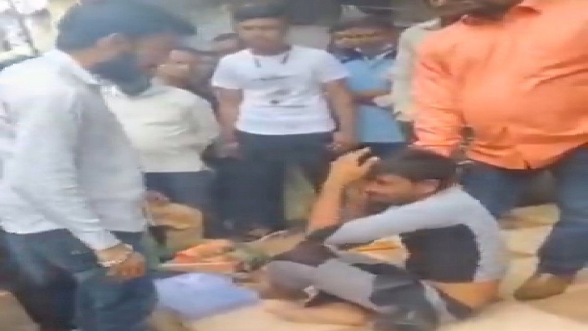 चूड़ी बेचने वाले मुस्लिम युवक को भीड़ ने बुरी तरह से पीटा, वीडियो वायरल होने पर पुलिस ने दर्ज किया मुकदमा चूड़ी बेचने वाले मुस्लिम युवक को भीड़ ने बुरी तरह से पीटा, वीडियो वायरल होने पर पुलिस ने दर्ज किया मुकदमा