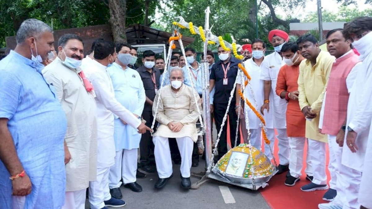 धूमधाम से मना सीएम भूपेश बघेल का 60वां जन्मदिन, कहीं तुलादान तो, कहीं भूपेश नाम के लोगों का हुआ सम्मान धूमधाम से मना सीएम भूपेश बघेल का 60वां जन्मदिन, कहीं तुलादान तो, कहीं भूपेश नाम के लोगों का हुआ सम्मान