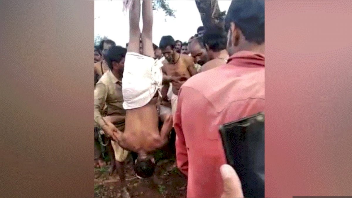 शव को पेड़ से उल्टा लटकाने वाले लोगों पर हुई FIR, पुलिस ने 150 लोगों पर दर्ज किया मुकदमा शव को पेड़ से उल्टा लटकाने वाले लोगों पर हुई FIR, पुलिस ने 150 लोगों पर दर्ज किया मुकदमा