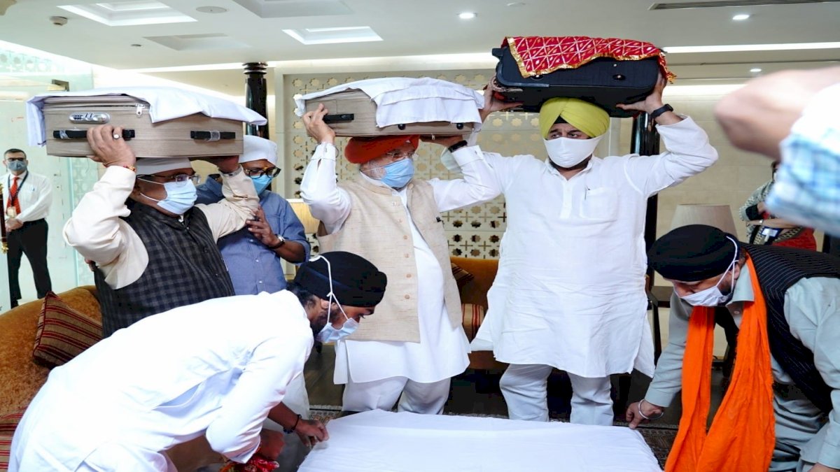 केंद्रीय मंत्री हरदीप पुरी ने रिसीव किया गुरु ग्रंथ साहिब, अफगानिस्तान से आई हैं गुरु ग्रंथ साहिब की तीन प्रतियां केंद्रीय मंत्री हरदीप पुरी ने रिसीव किया गुरु ग्रंथ साहिब, अफगानिस्तान से आई हैं गुरु ग्रंथ साहिब की तीन प्रतियां