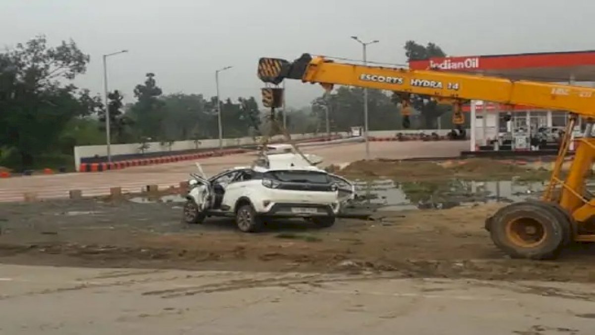 सड़क हादसे में मरवाही के कांग्रेस विधायक के बेटे समेत 3 की मौत, बेकाबू बस और कार की टक्कर से हुआ था हादसा सड़क हादसे में मरवाही के कांग्रेस विधायक के बेटे समेत 3 की मौत, बेकाबू बस और कार की टक्कर से हुआ था हादसा