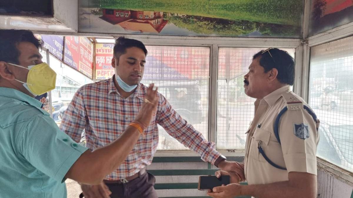 रिश्वतखोर पर लोकायुक्त का शिकंजा, भोपाल में रिश्वत लेते सब इंस्पेक्टर पकड़ाया रिश्वतखोर पर लोकायुक्त का शिकंजा, भोपाल में रिश्वत लेते सब इंस्पेक्टर पकड़ाया