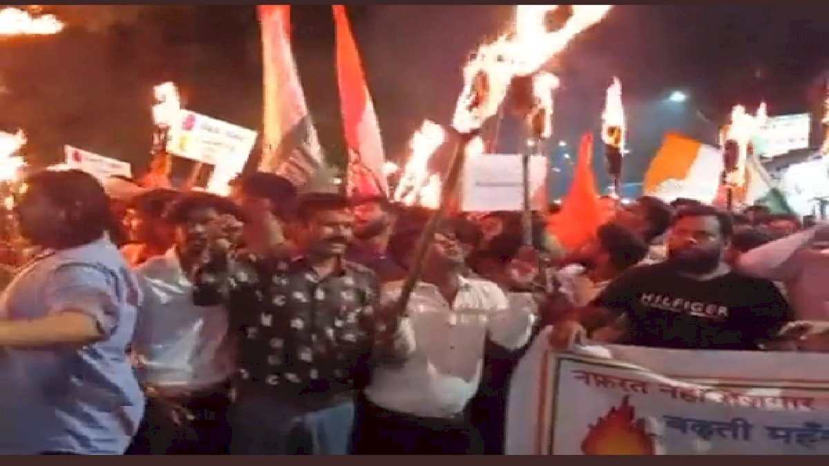 जबलपुर में यूथ कांग्रेस ने सरकार के खिलाफ भरी हुंकार, महंगाई और बेरोजगारी के खिलाफ निकाला मशाल जुलूस जबलपुर में यूथ कांग्रेस ने सरकार के खिलाफ भरी हुंकार, महंगाई और बेरोजगारी के खिलाफ निकाला मशाल जुलूस