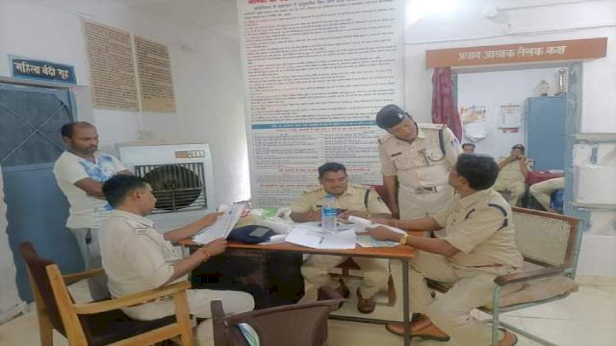 अनूपपुर में सूदखोरों से 55 लाख कैश बरामद, खाली पेपर पर साइन करवाकर करते थे लोगों से धोखा अनूपपुर में सूदखोरों से 55 लाख कैश बरामद, खाली पेपर पर साइन करवाकर करते थे लोगों से धोखा