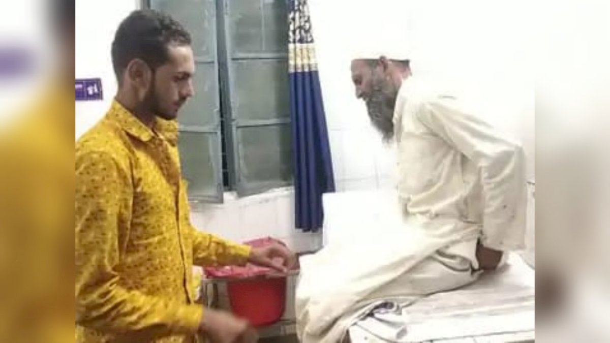 देवास में हुआ इंदौर पार्ट 2, मुस्लिम बुजुर्ग से मांगा आधार कार्ड, कार्ड नहीं दिखाने पर कर दी बेरहमी से पिटाई देवास में हुआ इंदौर पार्ट 2, मुस्लिम बुजुर्ग से मांगा आधार कार्ड, कार्ड नहीं दिखाने पर कर दी बेरहमी से पिटाई