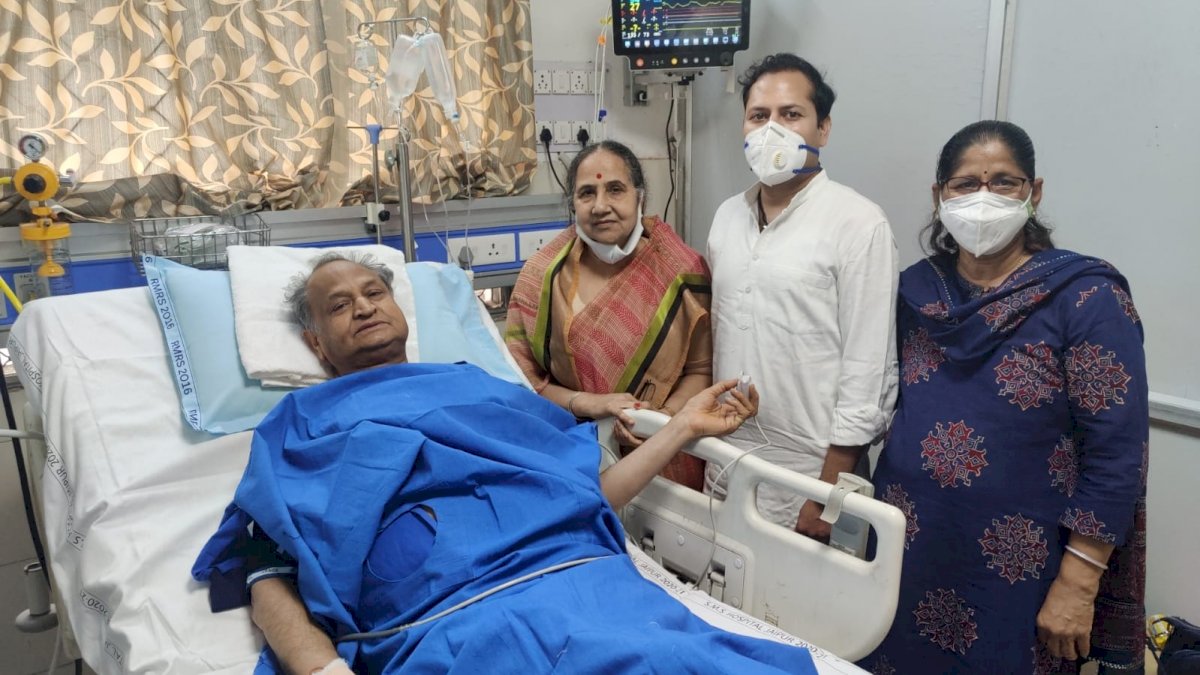सीएम अशोक गहलोत की हुई सफल एंजियोप्लास्टी, सीने में दर्द की थी शिकायत सीएम अशोक गहलोत की हुई सफल एंजियोप्लास्टी, सीने में दर्द की थी शिकायत