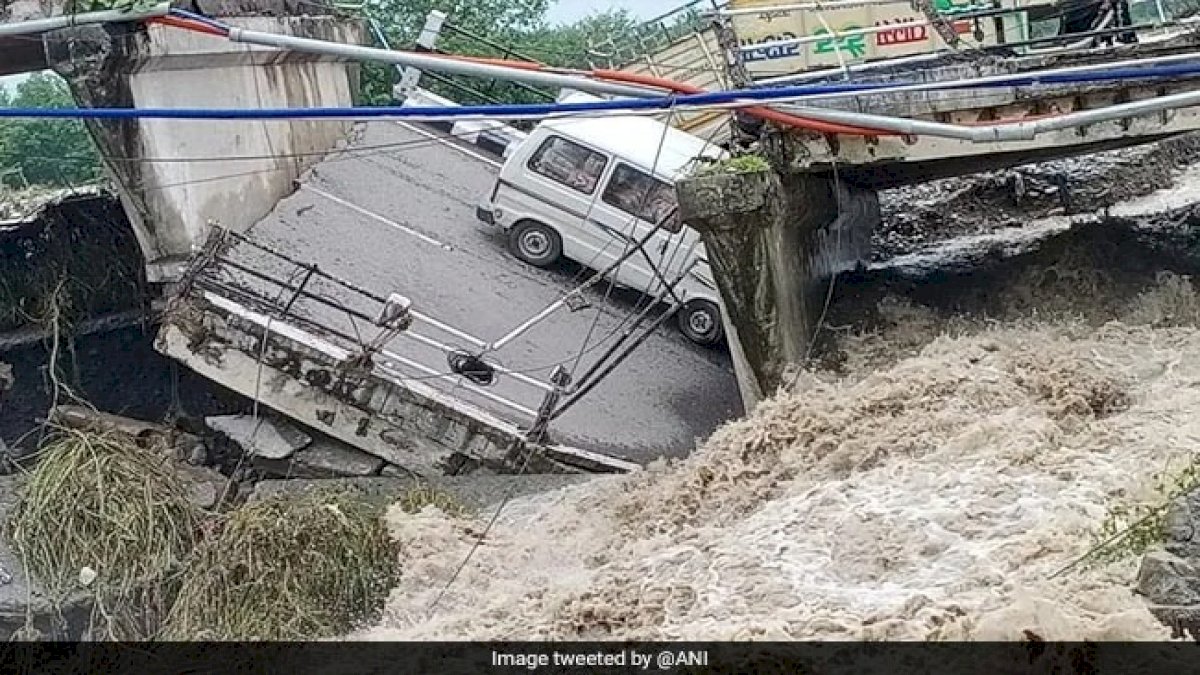 भारी बारिश से ढ़हा देहरादून ऋषिकेश का पुल, पल भर में नदी में समा गयीं दो गाड़ियां भारी बारिश से ढ़हा देहरादून ऋषिकेश का पुल, पल भर में नदी में समा गयीं दो गाड़ियां
