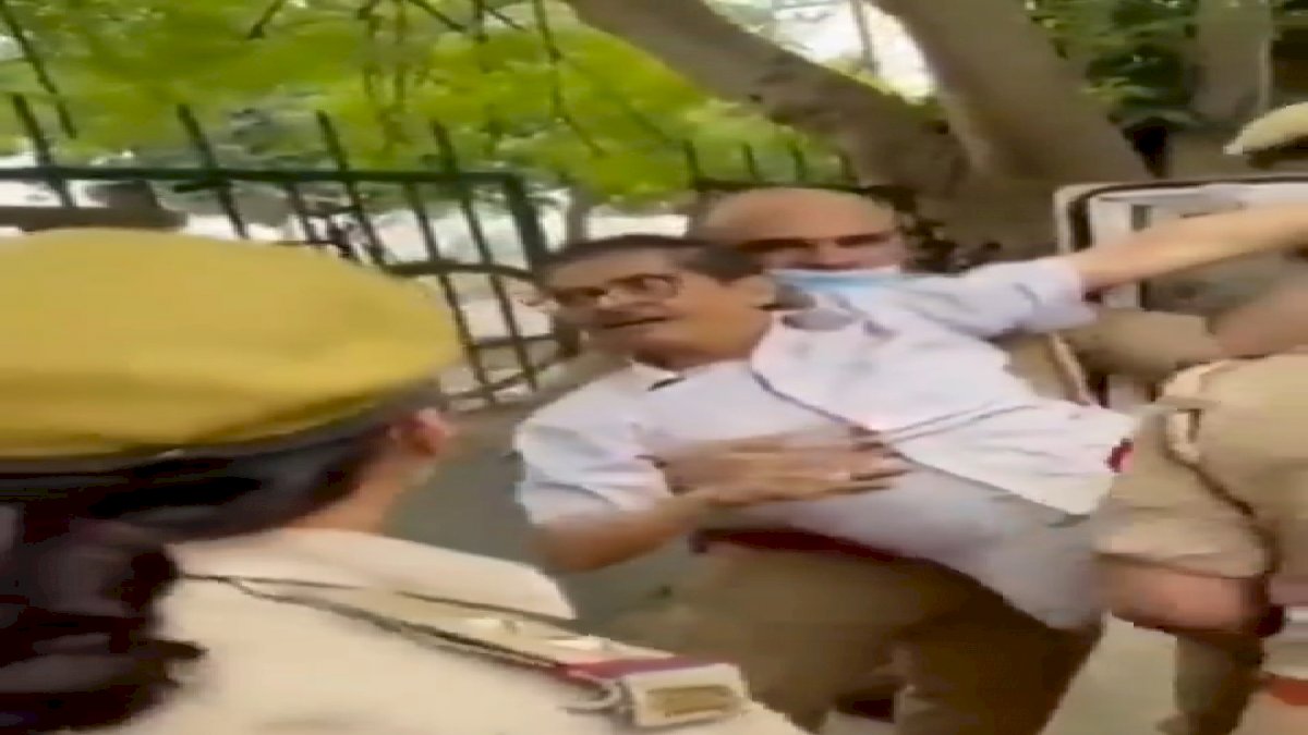 पूर्व नौकरशाह अमिताभ ठाकुर गिरफ्तार, सीएम योगी के खिलाफ चुनाव लड़ने का कर चुके हैं एलान पूर्व नौकरशाह अमिताभ ठाकुर गिरफ्तार, सीएम योगी के खिलाफ चुनाव लड़ने का कर चुके हैं एलान