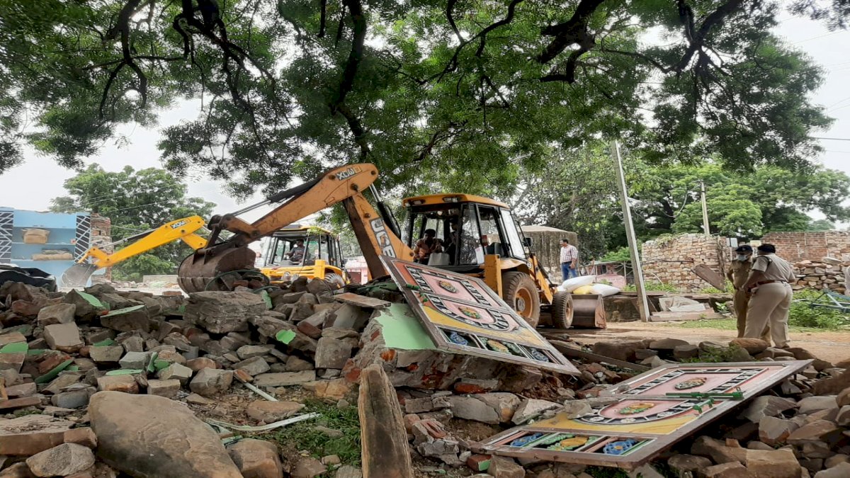 नीमच हत्याकांड: प्रशासन ने हत्या के आरोपियों के घर पर चलाया बुलडोजर, 3 आरोपी अब भी पुलिस की गिरफ्त से बाहर नीमच हत्याकांड: प्रशासन ने हत्या के आरोपियों के घर पर चलाया बुलडोजर, 3 आरोपी अब भी पुलिस की गिरफ्त से बाहर