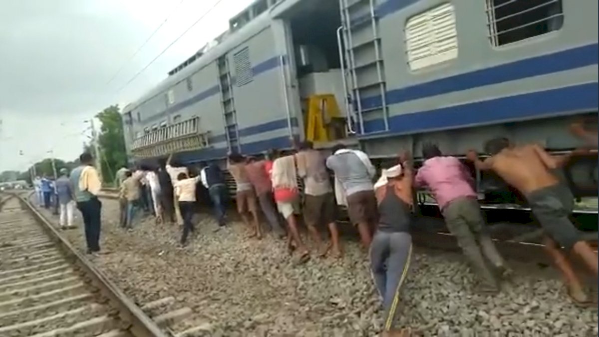 अब धक्के मार कर चल रही है ट्रेनें, अजब एमपी की गज़ब कहानी, वीडियो वायरल अब धक्के मार कर चल रही है ट्रेनें, अजब एमपी की गज़ब कहानी, वीडियो वायरल