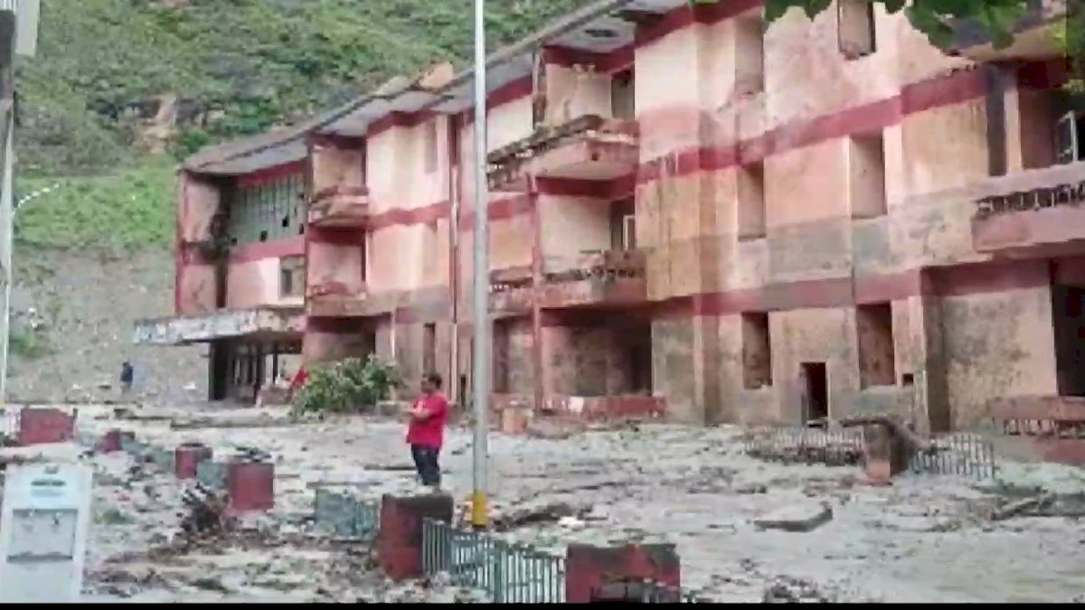 उत्तराखंड के धारचूला में बादल फटने से 5 लोगों की मौत, मृतकों में 3 मासूम बच्चे भी शामिल उत्तराखंड के धारचूला में बादल फटने से 5 लोगों की मौत, मृतकों में 3 मासूम बच्चे भी शामिल