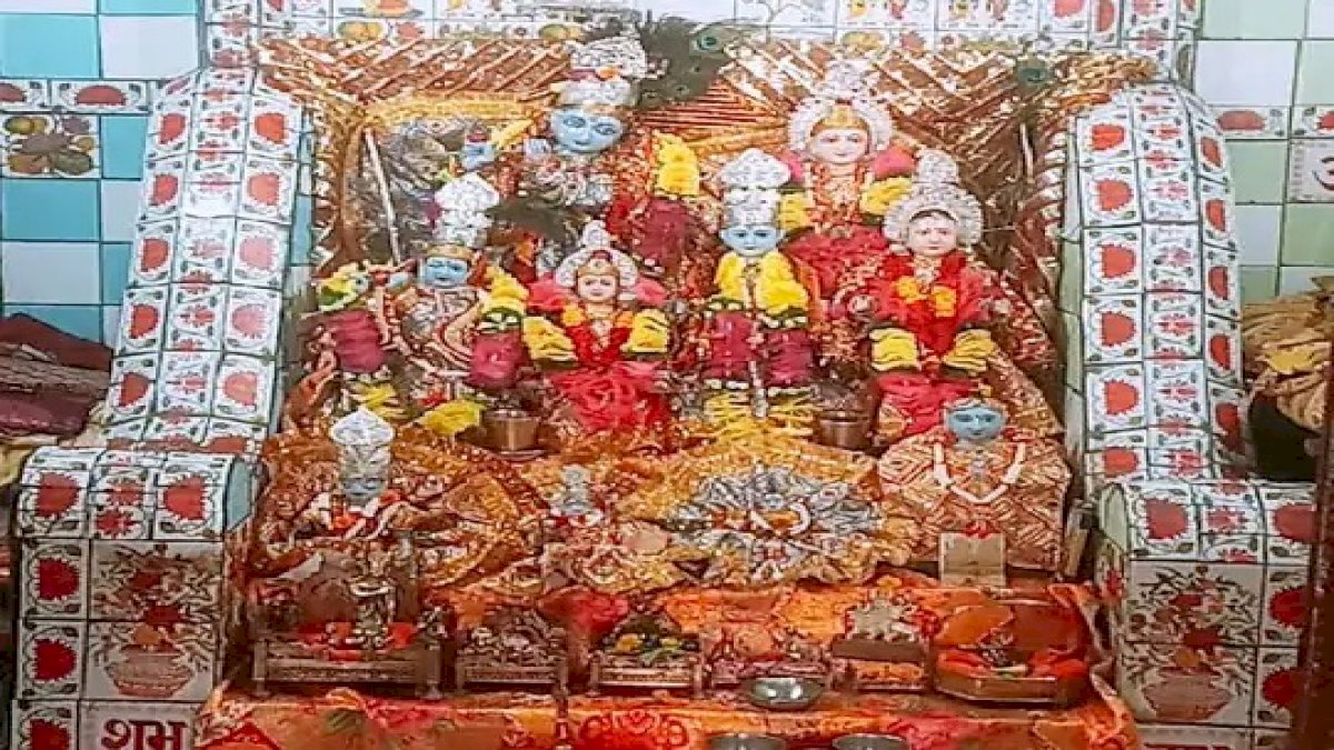 कीजिए अनोखे मंदिर के दर्शन जहां माखनचोर के पास है सैकड़ों एकड़ जमीन, 98 साल से भगवान कृष्ण हैं गांव के जमींदार कीजिए अनोखे मंदिर के दर्शन जहां माखनचोर के पास है सैकड़ों एकड़ जमीन, 98 साल से भगवान कृष्ण हैं गांव के जमींदार