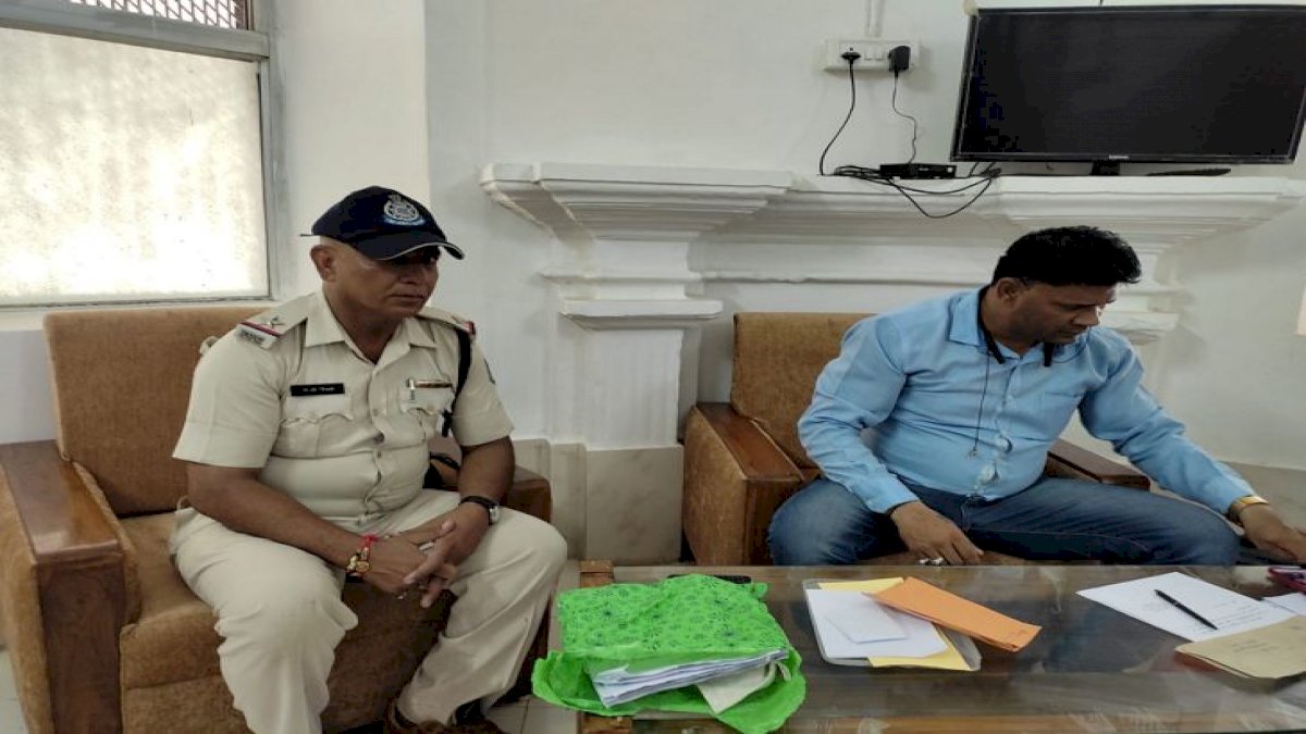 धार में 30 हजार रुपए की रिश्वत लेते ASI गिरफ्तार, मारपीट के केस में नाम नहीं जोड़ने के बदले लिया घूस धार में 30 हजार रुपए की रिश्वत लेते ASI गिरफ्तार, मारपीट के केस में नाम नहीं जोड़ने के बदले लिया घूस