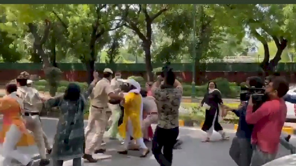 प्रधानमंत्री आवास के बाहर महिला कांग्रेस ने उड़ाए काले गुब्बारे, महंगाई के खिलाफ किया प्रदर्शन प्रधानमंत्री आवास के बाहर महिला कांग्रेस ने उड़ाए काले गुब्बारे, महंगाई के खिलाफ किया प्रदर्शन