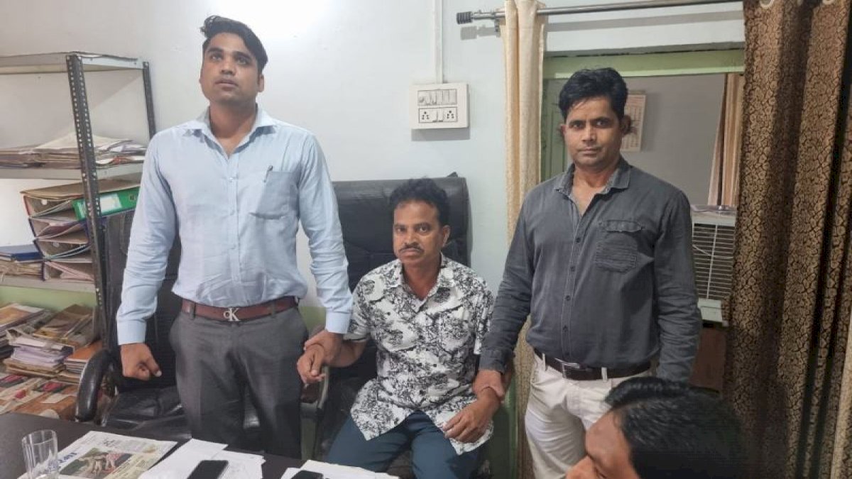 सिरोंज नगर पालिका का घूसखोर सब इंजीनियर गिरफ्तार, लोकायुक्त ने 20 हजार रुपए लेते रंगे हाथ पकड़ा सिरोंज नगर पालिका का घूसखोर सब इंजीनियर गिरफ्तार, लोकायुक्त ने 20 हजार रुपए लेते रंगे हाथ पकड़ा