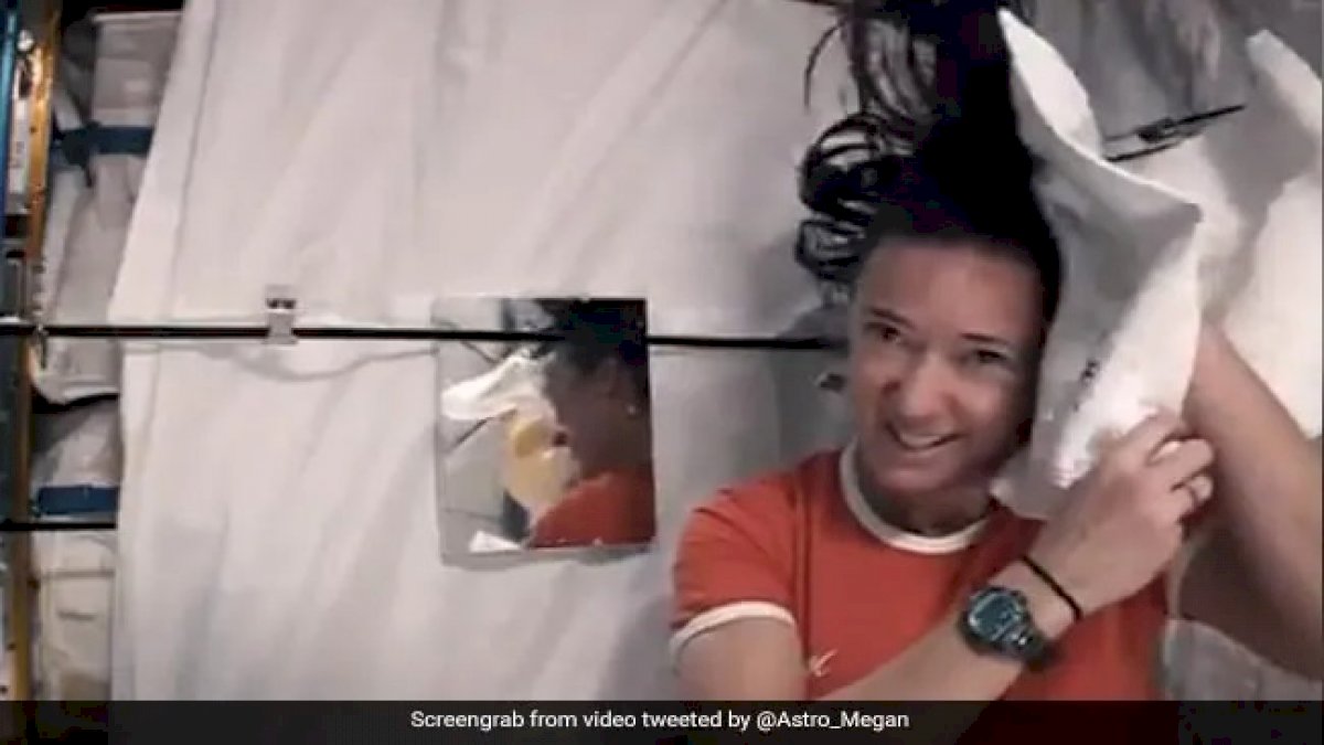 Astronaut मेगन मैकआर्थर ने दिखाया स्पेस में कैसे धोते हैं बाल, अंतरिक्ष यात्री का वीडियो हो रहा वायरल Astronaut मेगन मैकआर्थर ने दिखाया स्पेस में कैसे धोते हैं बाल, अंतरिक्ष यात्री का वीडियो हो रहा वायरल